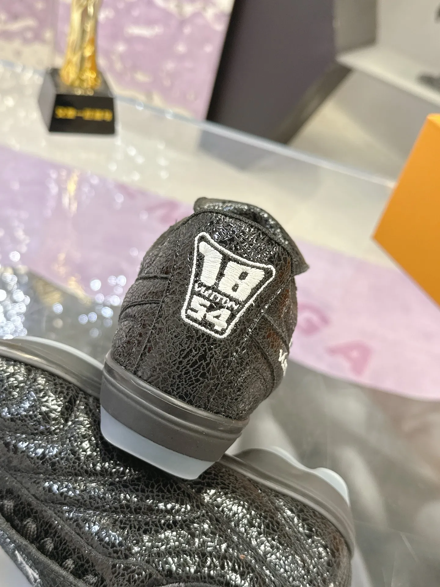 Men's shoes: 720💰 LV Louis Vuitton's latest Foot men's shoes💰print series Couple's football sneakers Original purchase, development and production This Foot men's shoes💰print Soccer sneakers are men's shoes💰pharrell Williams' first sneakers inspired by football shoes. The shoe is inspired by football that spans generations and cultures. The shoe is known for its sleek design, with the dynamic IV Initials logo on the side, the tongue embellished with the Lvers United badge inspired by the football team, and the sole pattern rubber sole decorated with multiple Louis Vuitton logos. Exquisite packaging at the delivery counter🛍📦 ▪️Material: Original imported top-layer cracked cowhide ▪️Inner: Original custom-made soft sheepskin lining ▪️Sole: original molded two-color T men's shoes 💰pU combination sole ▪️Sole thickness: 3.5CM ▪️Size: women's 35-41 / men's 39-45